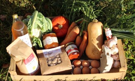 Panier de légumes et produits locaux