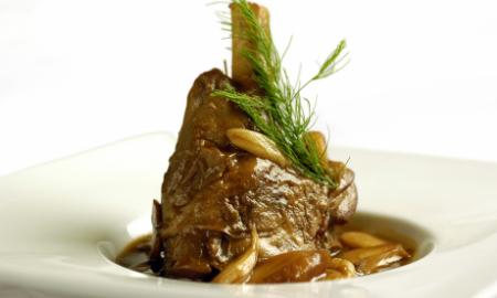 Souris d'agneau braisé a l'ail rose de lautrec