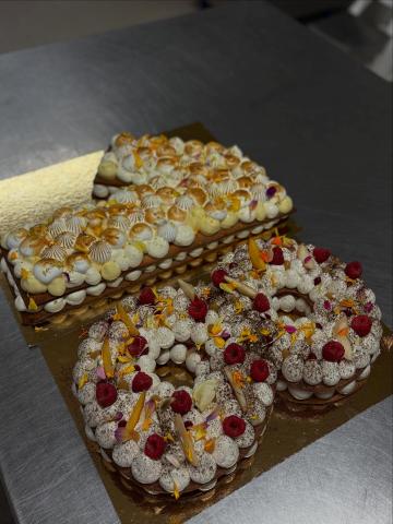 Gâteaux lettre ou nombre sur 2 étages