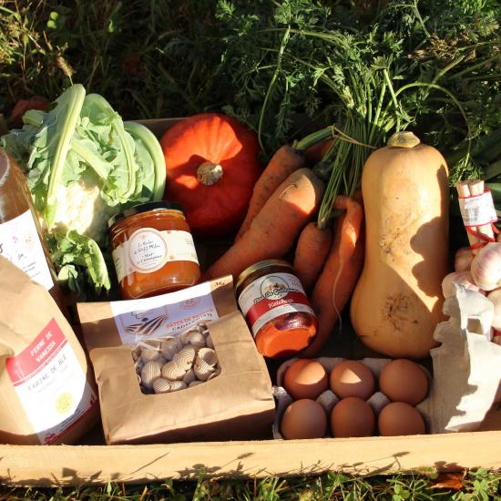 Panier de légumes et produits locaux