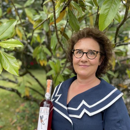 Florence Carbonnel présentant une de ses bouteilles