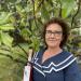 Florence Carbonnel présentant une de ses bouteilles