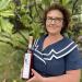 Florence Carbonnel présentant une de ses bouteilles